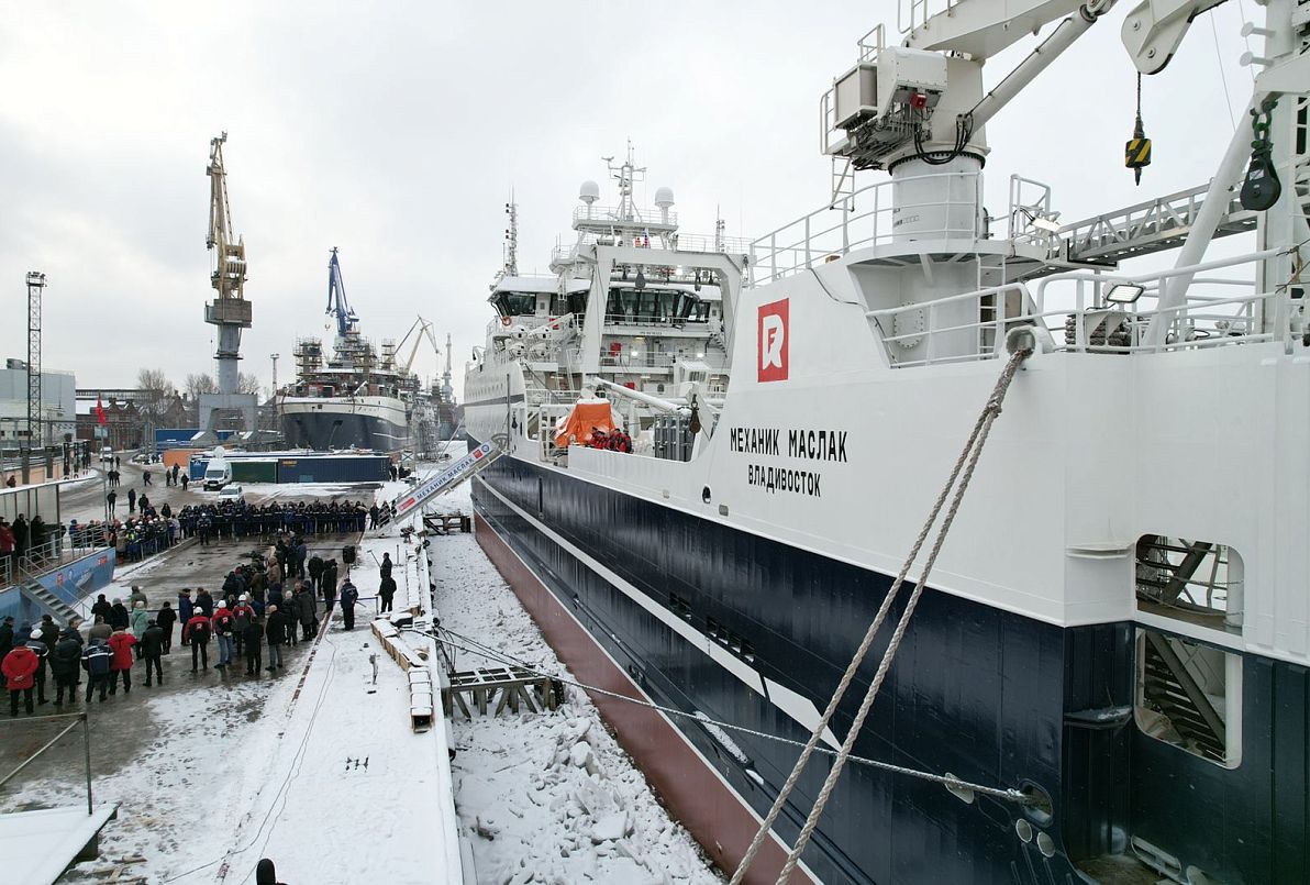 “梅哈尼克·马斯拉克”号超级拖网渔船去捕鱼