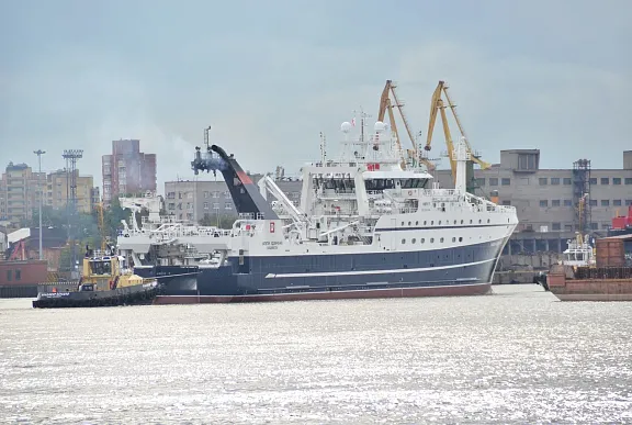 “夫多维琴科校官”超级拖网渔船从圣彼得堡金钟船厂去捕鱼