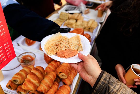 Широкую Масленицу во Владивостоке и Москве отметили с икрой минтая РРПК