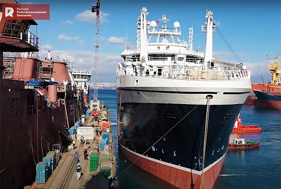 超级拖网渔船《弗拉基米尔·利曼诺夫》的建造简讯。视频